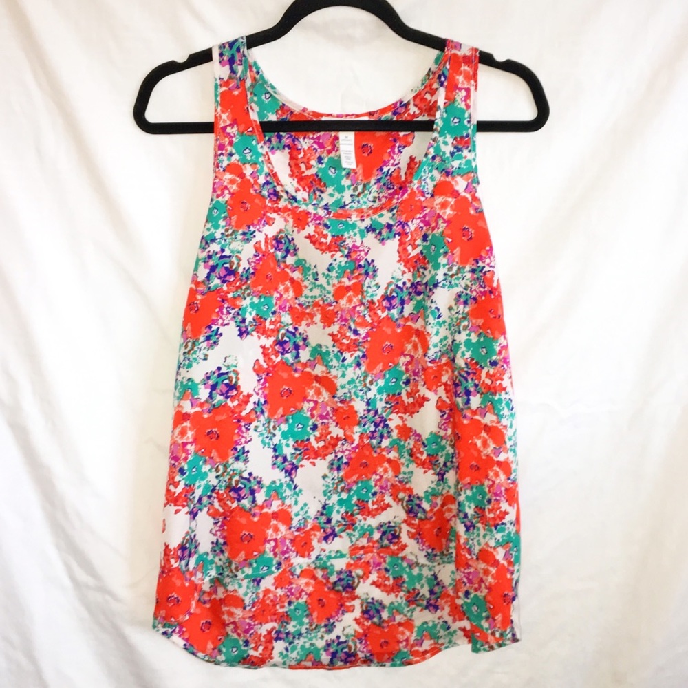 Women’s Razor Back Loose Fitting Tank Size Medium